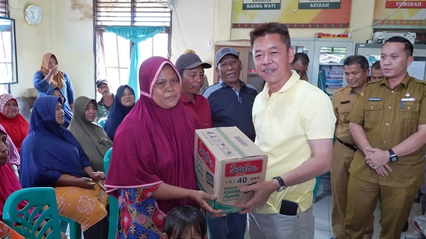 Bupati Afrizal Bagikan Paket Sembako di Paret Aman